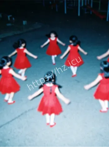 游乐园红裙女孩